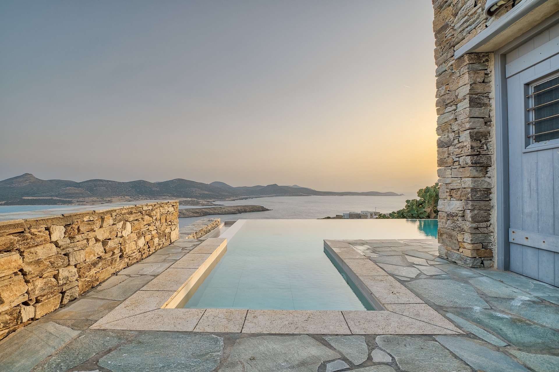 ANTIPAROS