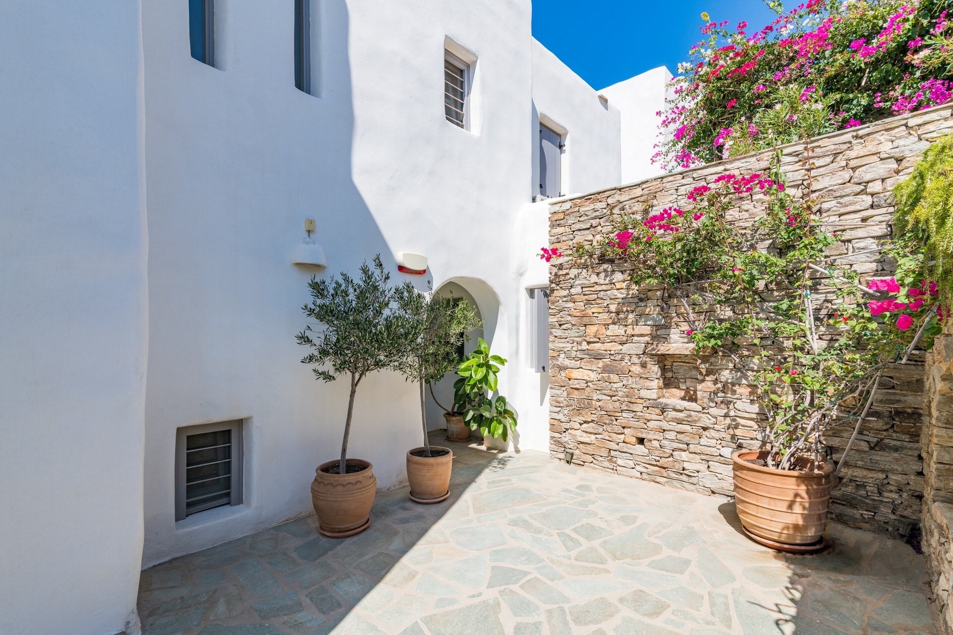 ANTIPAROS